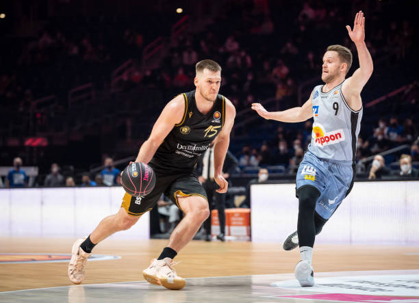 出的中场球 出的中场球